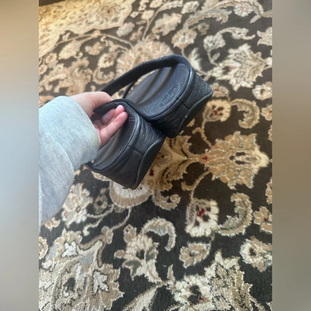 Fitflop $100 Lulu slide sandals. Size 8. - Picture 5 of 9